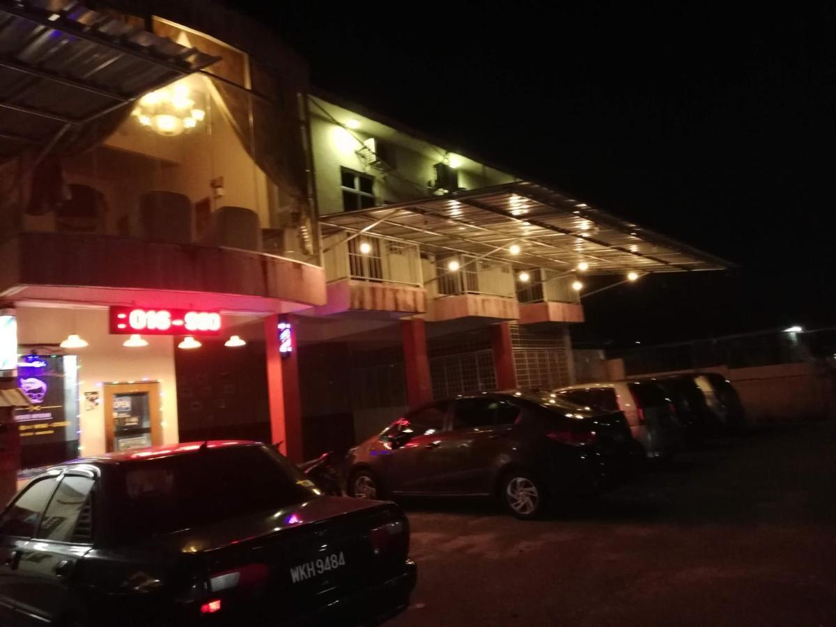 Daisyinn Budget Hotel Kuala Terengganu 캄퐁 공 바닥 외부 사진
