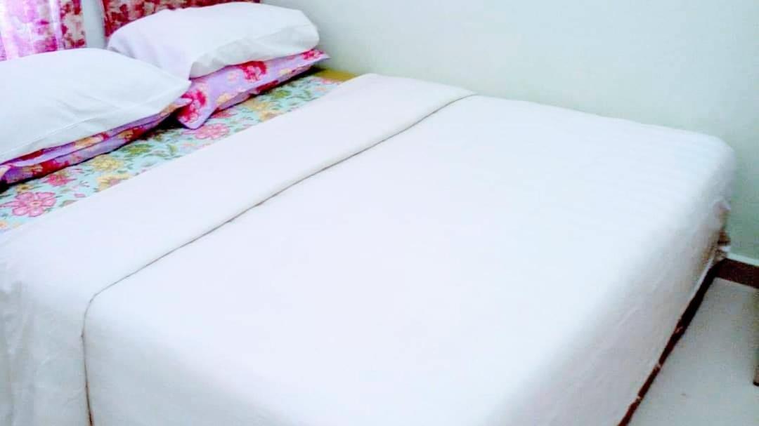 Daisyinn Budget Hotel Kuala Terengganu 캄퐁 공 바닥 외부 사진